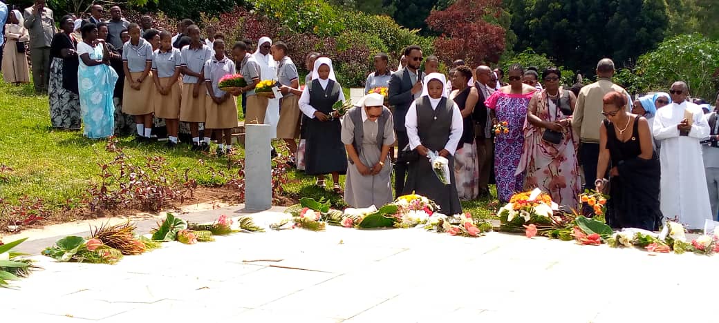 Hanashyirwa indabo ku mva y'abihaye Imana