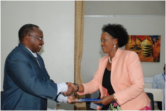 Minisitiri ucyuye igihe, Protais Musoni, ahererekanya ububasha na Minisitiri mushya Stella Ford Mugabo.