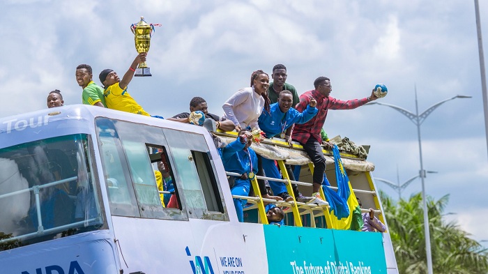 Nkundamatch (ufite igikombe) yifatanyije n'ikipe y'igihugu mu kwerekana igikombe