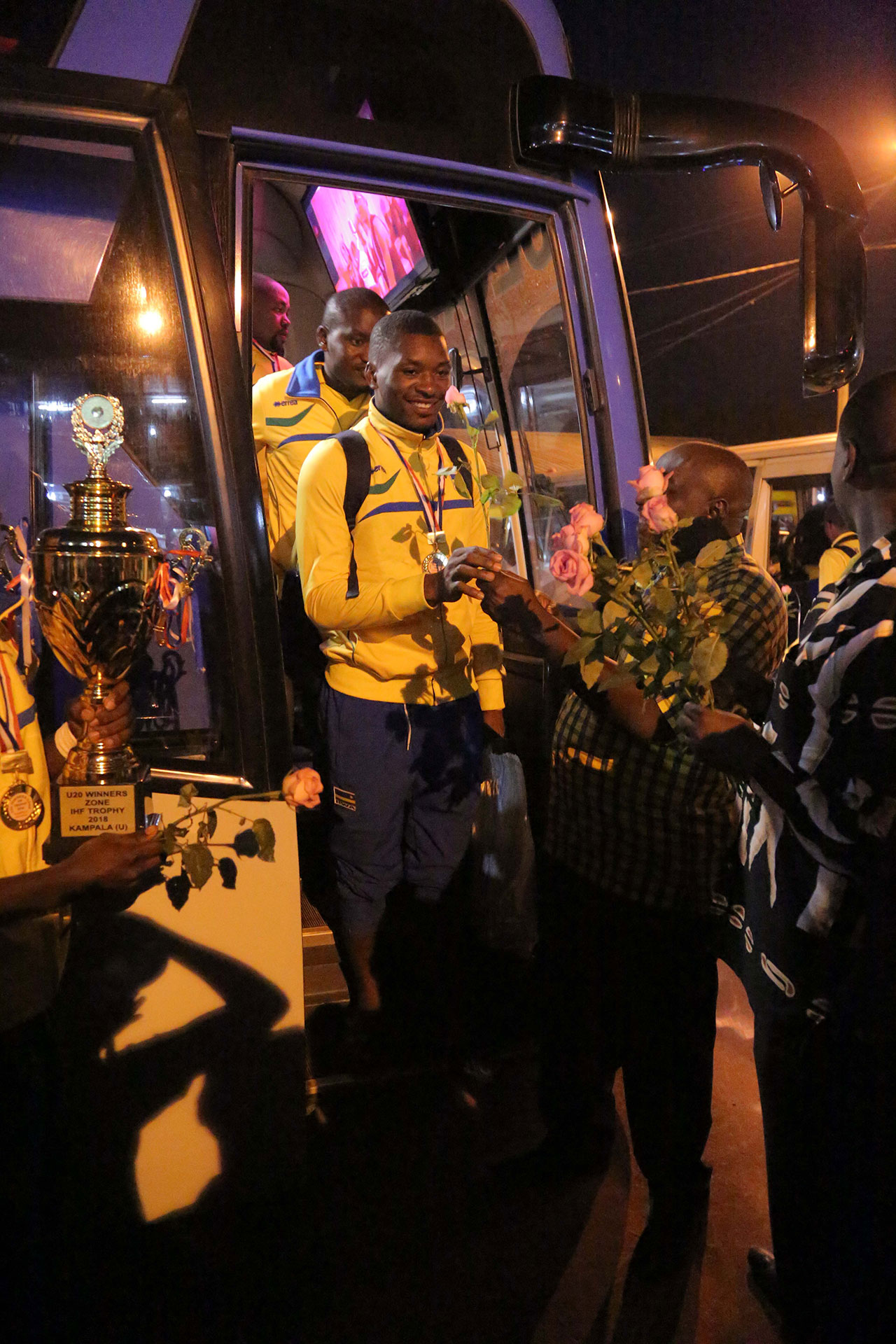 Basohokaga mu modoka bahabwa indabo z'ikaze