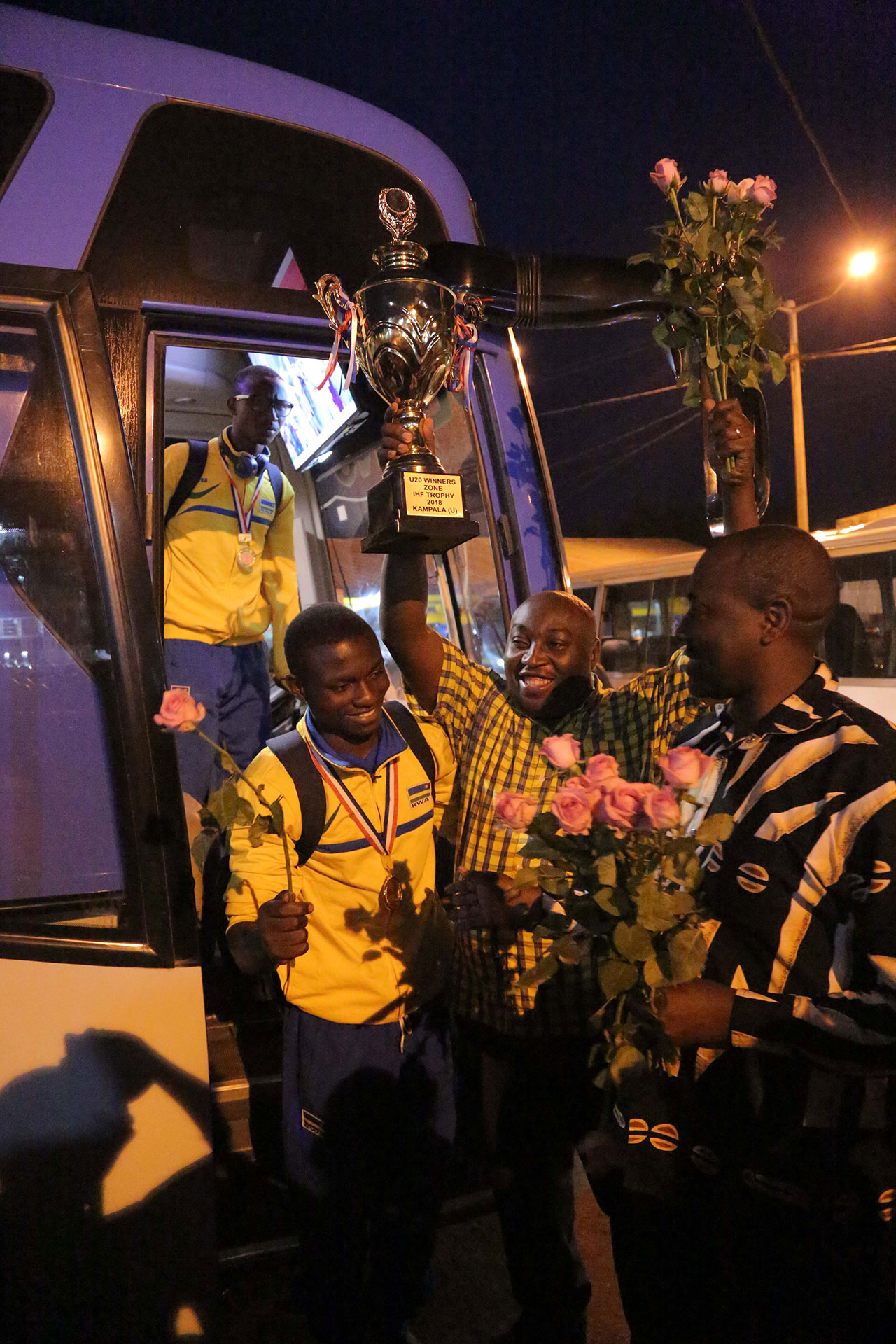 Bashyikiriza igikombe Perezida wa Federasiyo ya Handball mu Rwanda