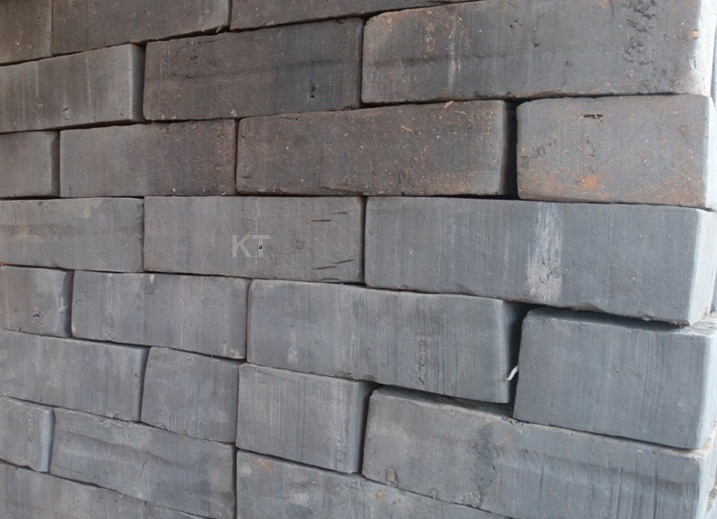 Iyo bamaze kubumba amatafari no kuyanika, baba bayarunze mbere y'uko bayatwika.