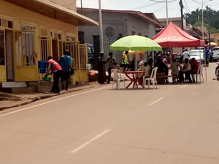 Bishimiye kwakirirwa hanze kuko bumva bizabarinda Covid-19