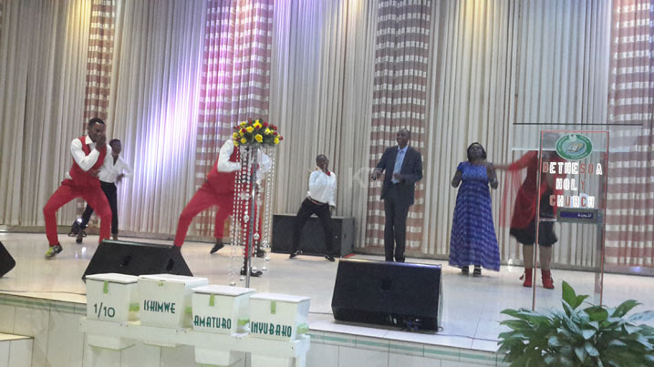 Hari n'abanzi benshi baririmba izahimbaza Imana.