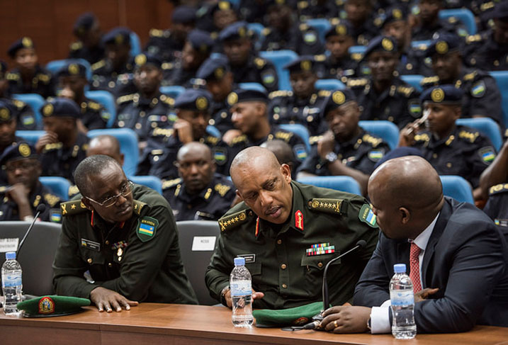 Hari n'abayobzi b'ingabo n'abaminisitiri benshi.