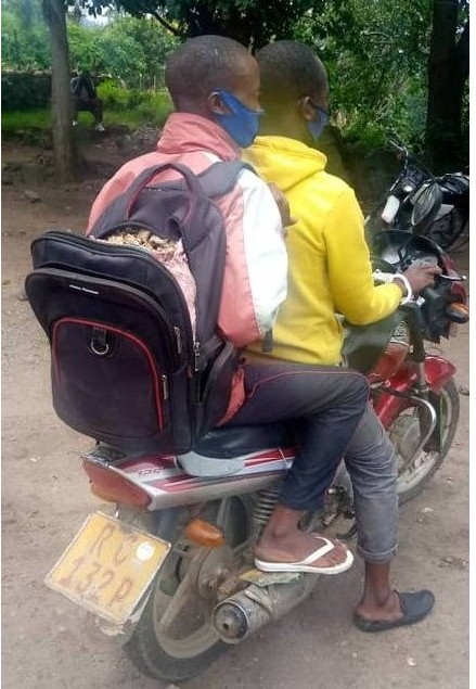 Hari abafashwe batwaye urumogi kuri moto
