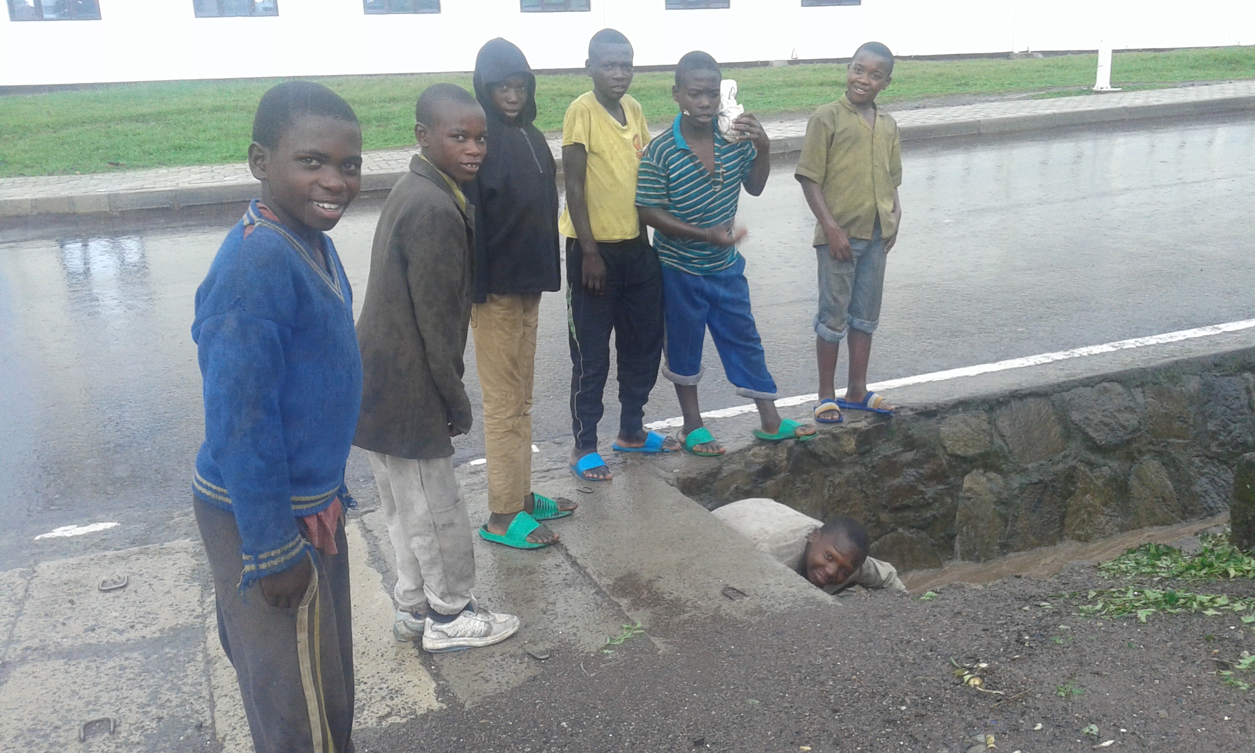 Bamwe muri abo bana bari berekaga umunyamakuru wa Kigali Today aho barara