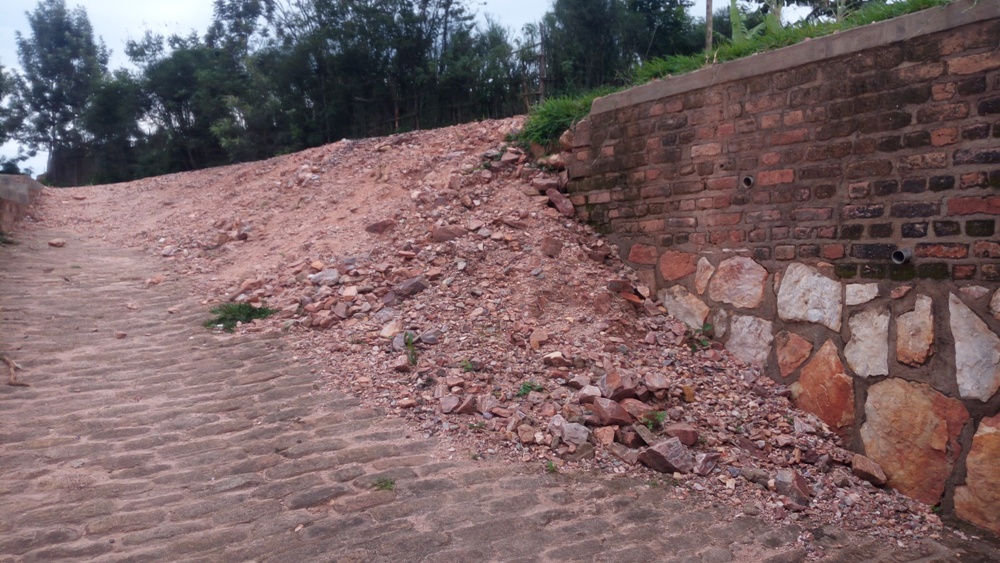 Hari aharunzwe igitaka mu marembo y'amasu kitarakurwaho