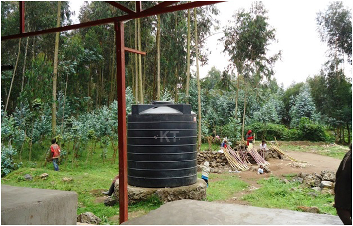 Hari bamwe mu bacururiza hanze y'agasoko kuko kataruzura neza.