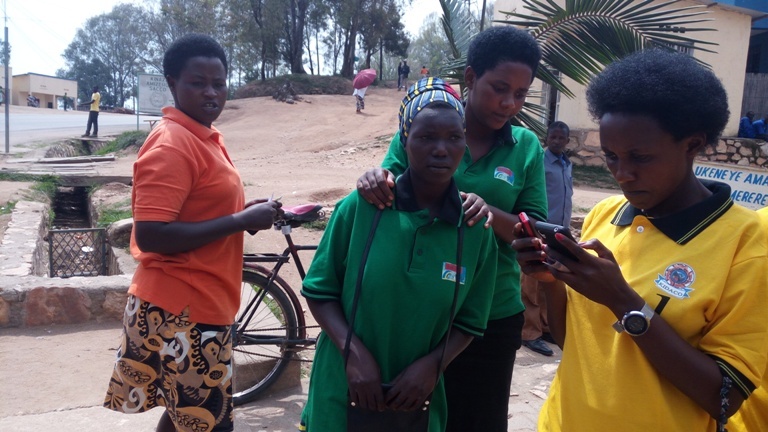 Bahawe impuzankano zitandukanye mu mabara hagendewe kuri koperative bakoreramo 