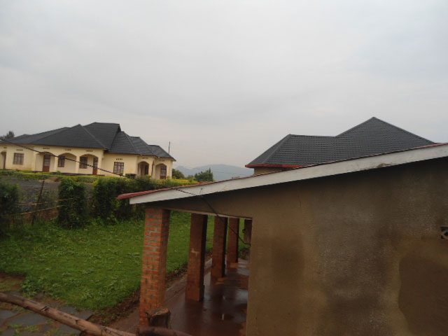 Harimo no kubakwa amahoteli. Iriya yo hakurya ni Ninzi Hotel irimo kuzura.