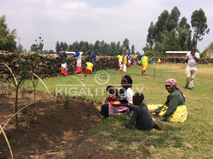 Hariya mu Ibyiwacu Cultural Village baranateka bakarya.