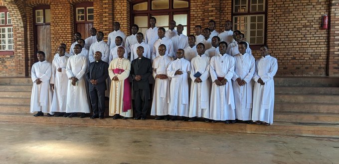 Musenyeri Harolimana arashimira Paruwasi zikomeje kubyara abafaratiri akanenga izigisinziriye