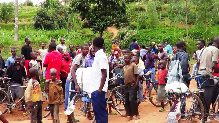 Haruguru mu migozi hafi y'igiti cya Avoka niho biciye Ngaboyirora. Kumanywa haba inzira nyabagendwa ariko nijoro bakahategera abantu.