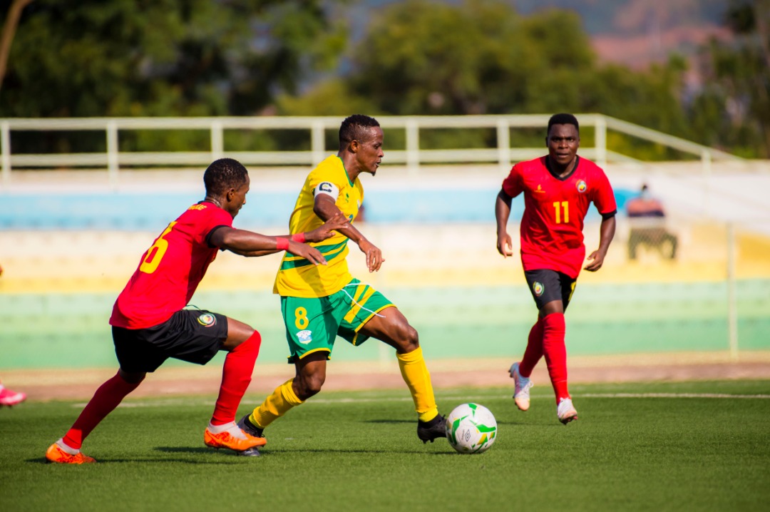 Haruna Niyonzima ni umwe mu bakinnyi bitwaye neza ku mukino Amavubi yatsinzemo Mozambique