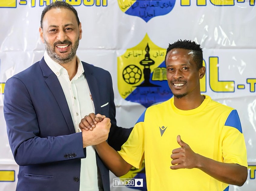 Haruna Niyonzima ari hamwe n'umwe mu bayobozi ba Al-Taawon Ajdabiyah SC