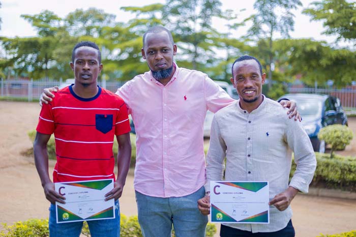 Haruna Niyonzima na Djabir Mutarambirwa, hagati bari kumwe na Yves Rwasamanzi ukuriye ishyirahamwe ry