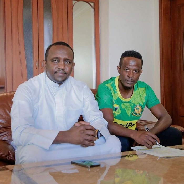 Haruna Niyonzima (iburyo) nyuma yo kongera amasezerano y