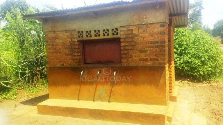 Hashize igihe kirenga ukwezi ku mavomero rusange nta mazi ahari 