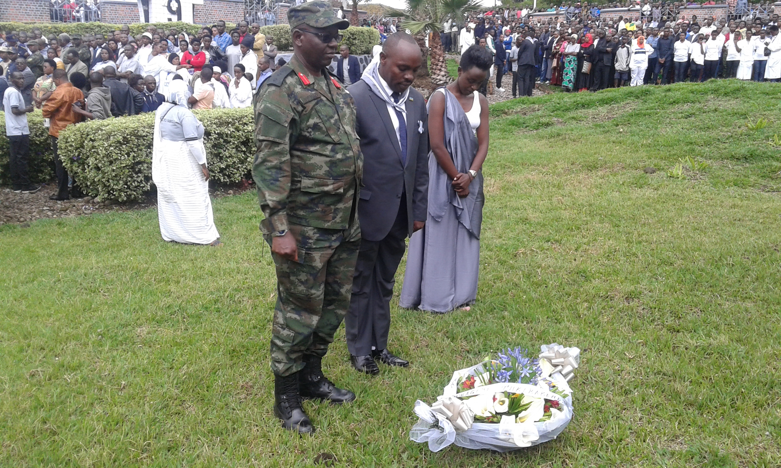 Hashyizwe indabo ahashyinguwe imibiri y