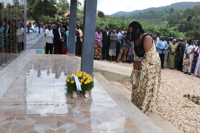 hatangiye gushyirwa Indabo no kunamira Abatutsi banditse ku rukuta rw'ikimenyetso