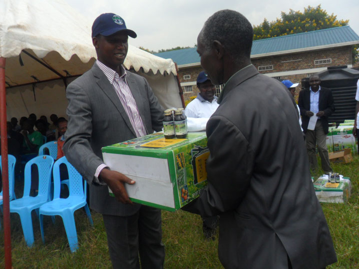 Umwe mu bahawe inka bakazifata neza ashyikirizwa ibihembo.