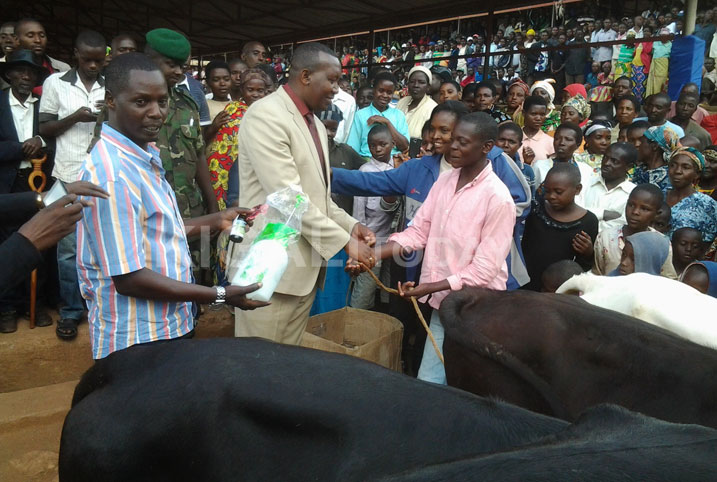 Hanatanzwe inka 5 ku bana b'impfubyi ngo babashe kwiteza imbere.