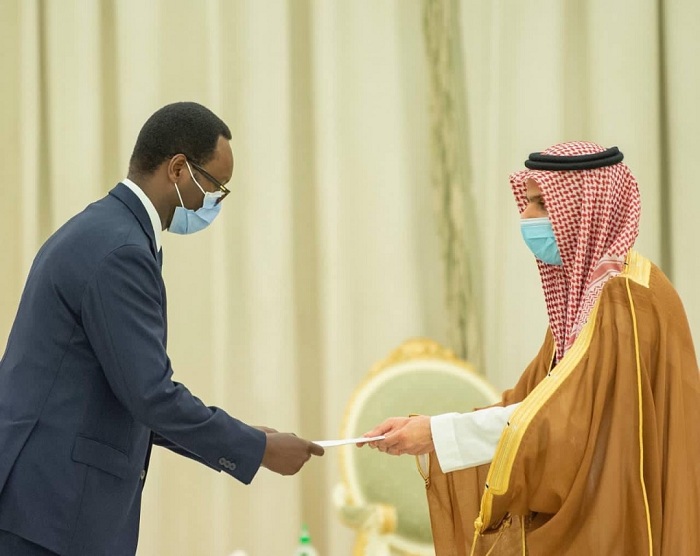 Amb Hategeka ashyikiriza Umwami Salman impapuro zimwemerera guhagararira u Rwanda muri Arabia Saudite