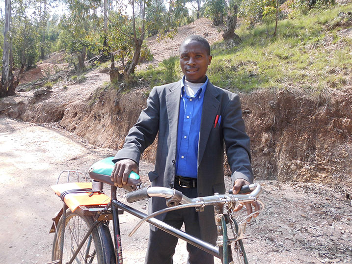 Havugimana avuga ko atakijya gufotoza impapuro mu mujyi wa Huye.