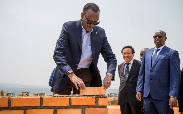 Ubwo Perezida Kagame yashyiraga ibuye ry'ifatizo ahubakwa icyo kibuga cy'indege