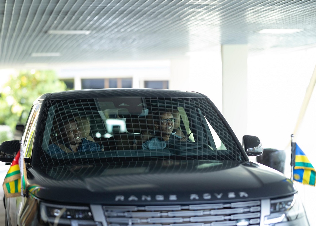 Perezida Kagame yagiye kwakira mugenzi we ku kibuga cy'indege