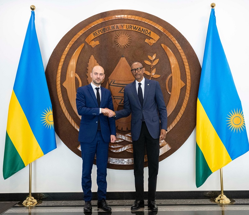 Perezida Kagame ubwo yakiraga Minisitiri Jean-Noël Barrot