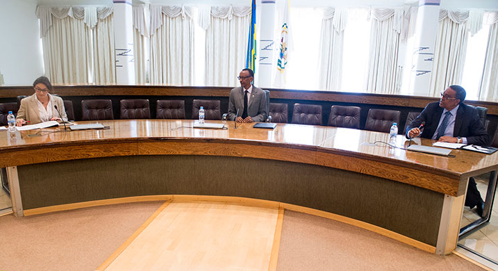 L-R: Dr Hazel Cameron, Perezida Paul Kagame na Minisitiri w'uburezi Prof Silas Lwakabamba.