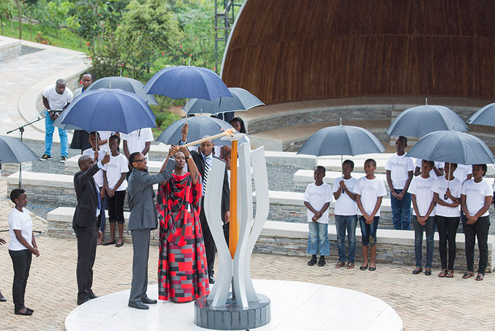 Perezida Kagame na Madamu we bacana urumuri rw'icyizere ku rwibutso rwa Jenoside rwa Kigali, ku Gisozi.
