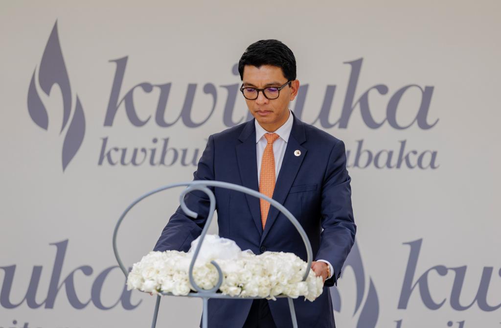 Perezida Rajoelina yunamiye abazize Jenoside bashyinguye mu rwibutso rwa Kigali