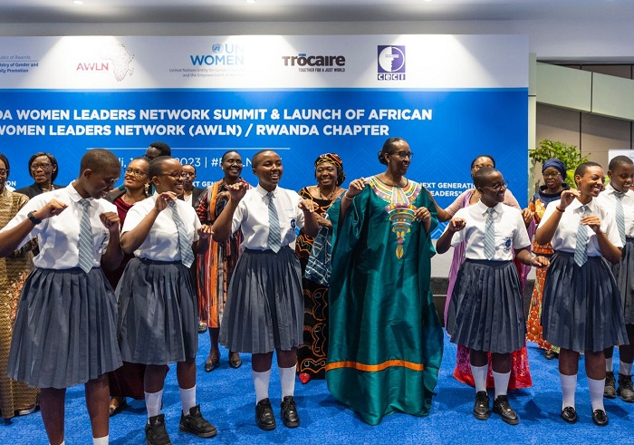 Madamu Jeannette Kagame ari kumwe n'abanyeshuri ba FAWE Girls School 
