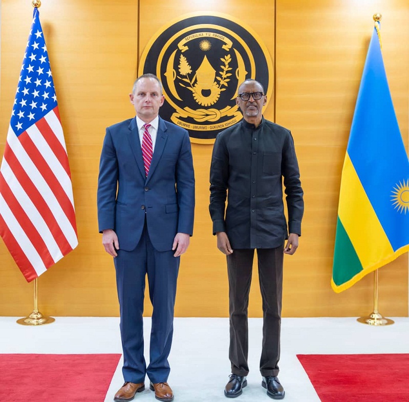 Perezida Kagame na Ambasaderi mushya wa Leta zunze Ubumwe za Amerika, Eric William Kneedler