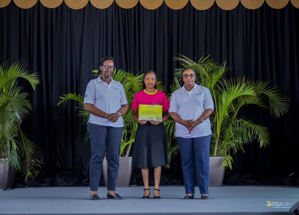 Madamu Jeannette Kagame na Minisitiri Uwamariya bahemba umwe mu Nkubito z'Icyeza 