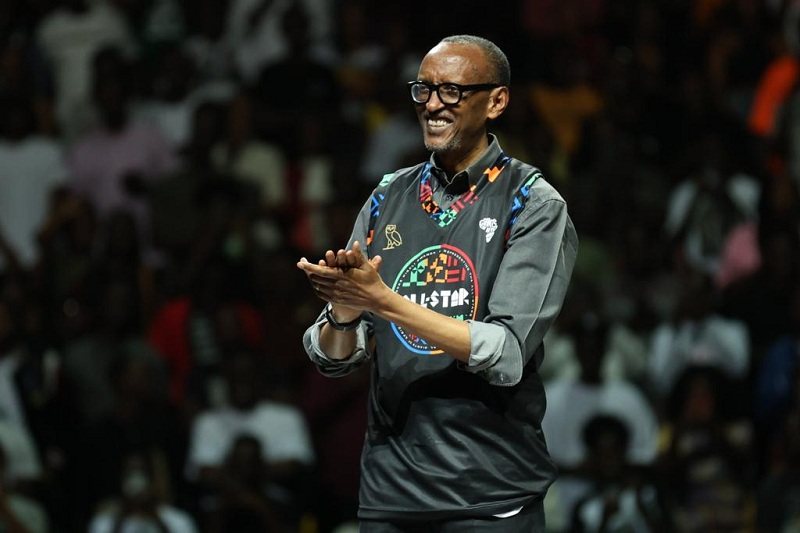 Perezida Kagame yambitswe umwambaro w'Igihangange na Masai Ujiri