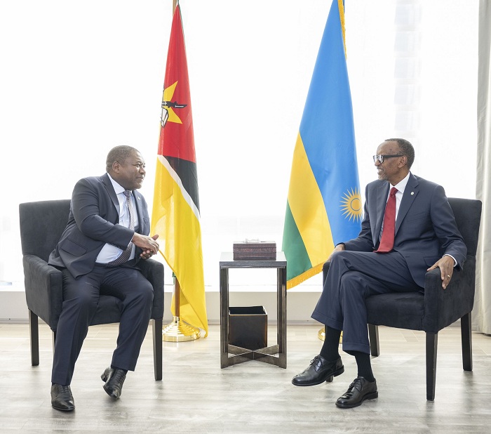 Perezida Kagame aganira na mugenzi we Philippe Nyusi 