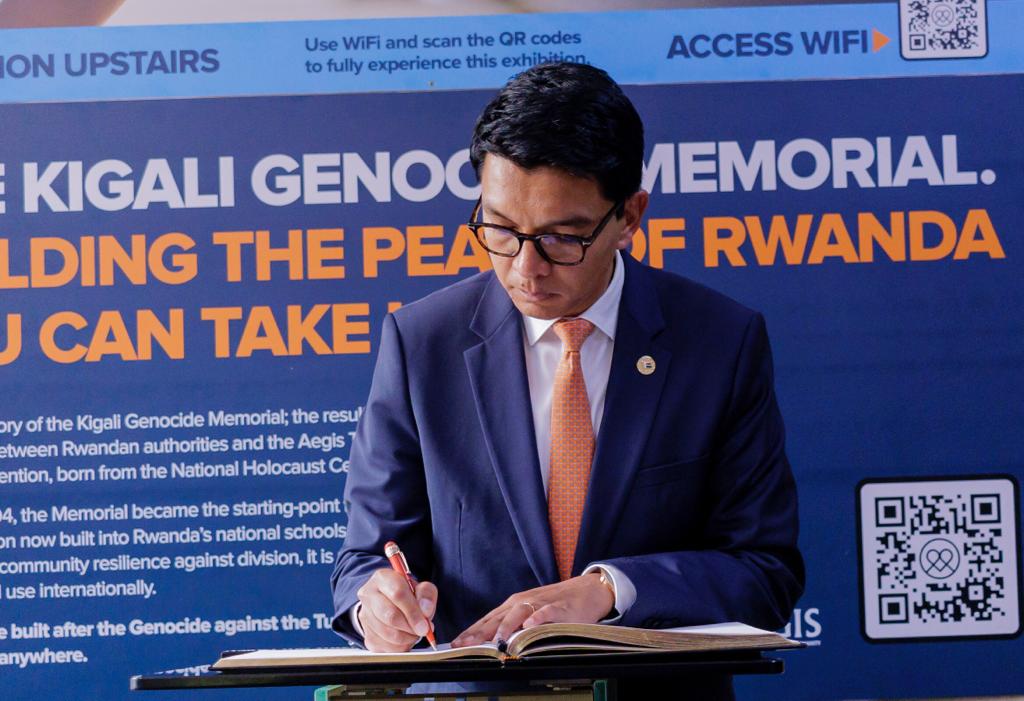 Perezida Rajoelina yandika mu gitabo cy'abashyitsi