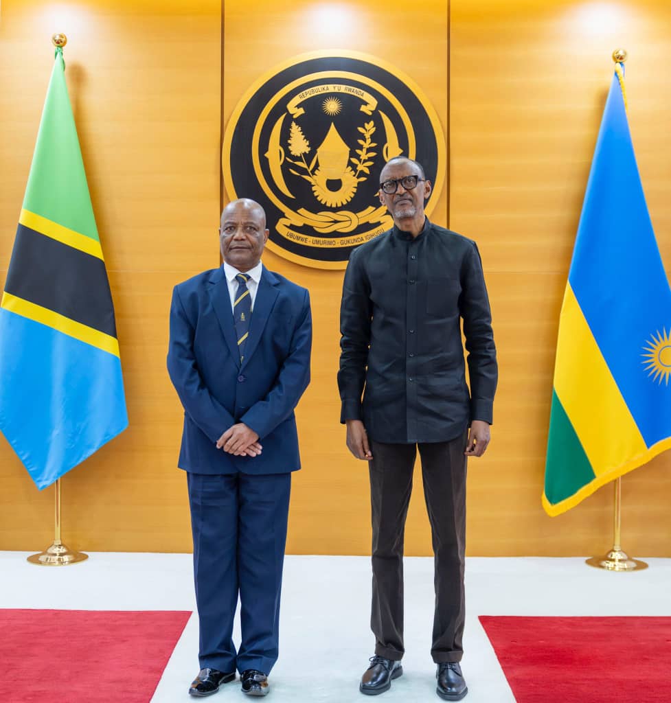 Perezida Kagame na Ambasaderi mushya wa Tanzania, Maj Gen Ramson Godwin Mwaisaka