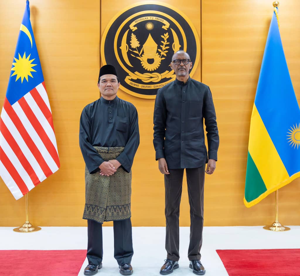 Perezida Kagame na Ambasaderi Ruzaimi bin Mohamad wa Malaysia