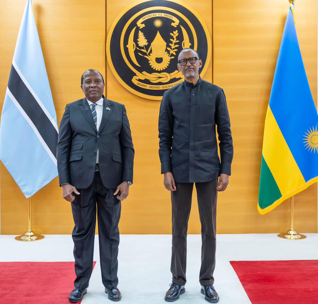 Perezida Kagame na Ambasaderi Andrew Onalenna Sesinyi wa Botswana