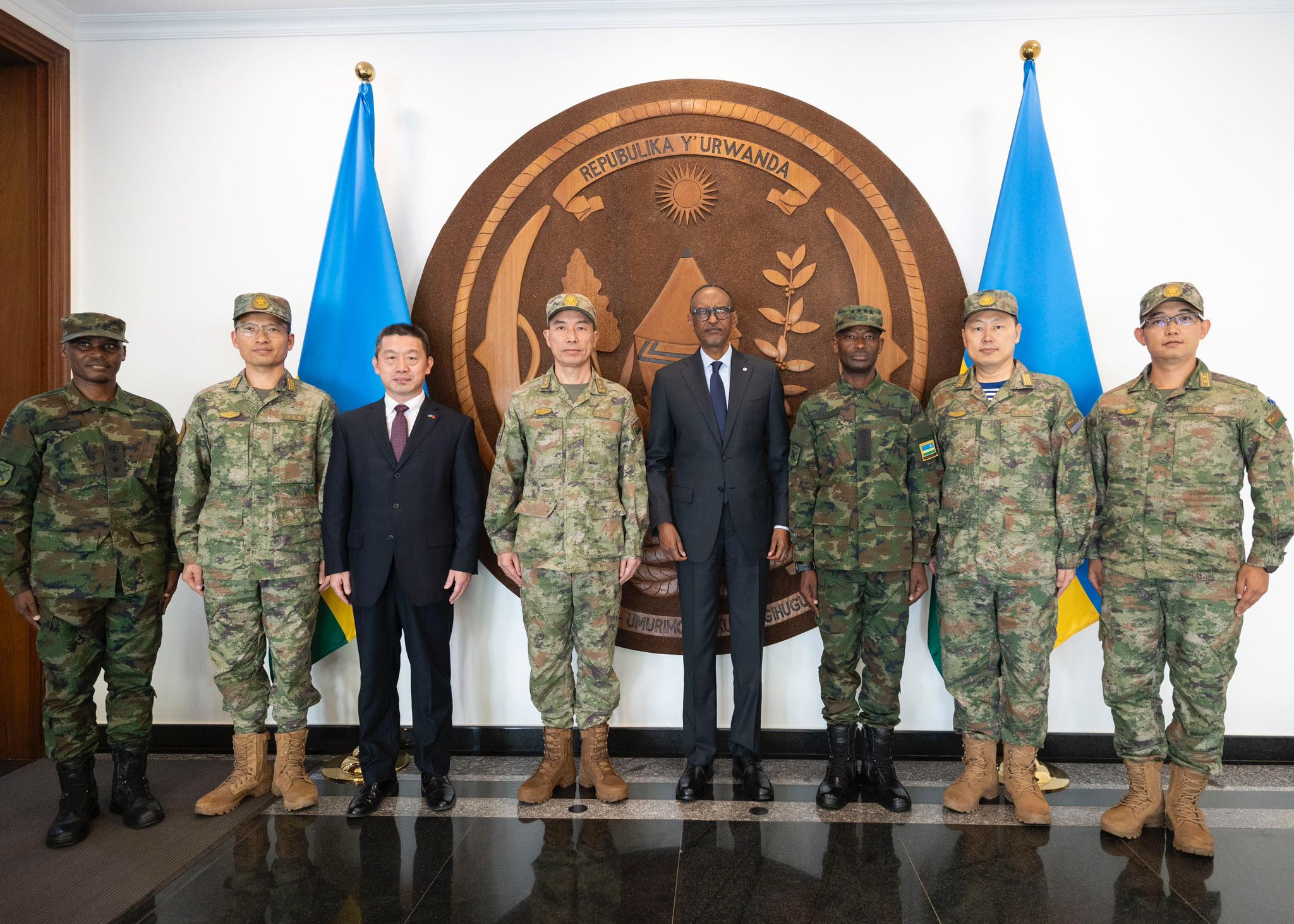 Perezida Kagame yakiriye abasirikare baturutse mu Bushinwa