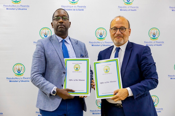 Minisitiri Ngamije na Rémy Rioux nyuma yo gusinya ayo masezerano