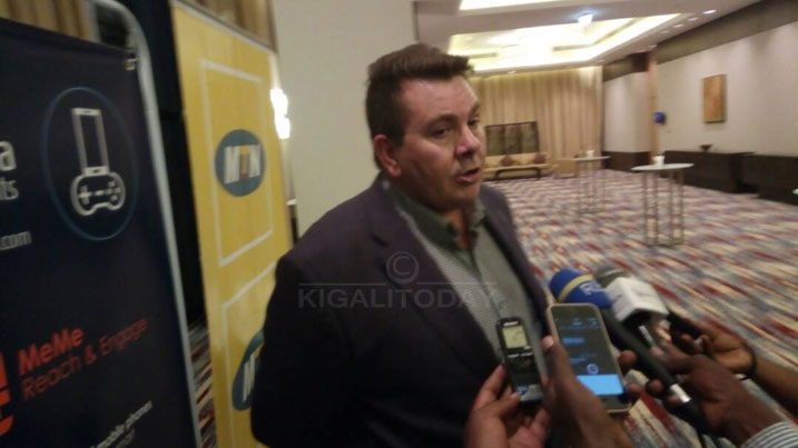 Henk Swanepoel asobanurira abanyamakuru iby'ubu buryo bushya batangije