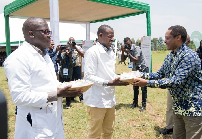 Umuyobozi w'ibitaro bya Ngarama n'uw'ikigo nderabuzima cya Kibondo bahawe ibikoresho byo gupima, bahabwa n'imiti