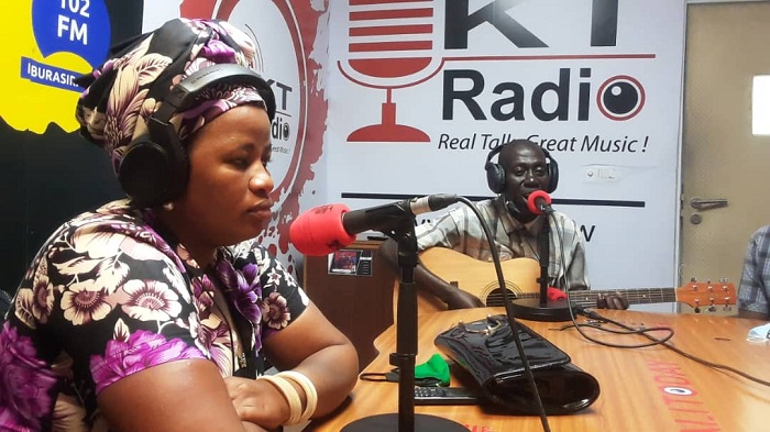 Solange avuga ko akunda kumva indirimbo yahimbiwe n'uwari umukunzi we kuko ifite ibyo imwibutsa