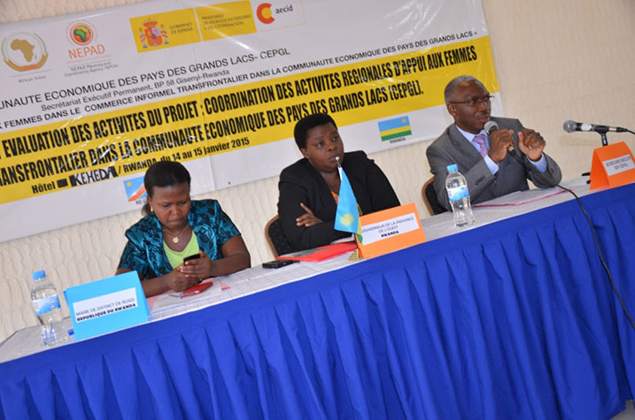 Tuyaga asaba abakora ku mipaka korohereza abagore bakora ubucuruzi bwambukiranya imipaka.